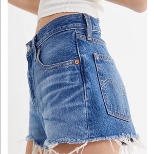 (NWT) Levi’s 501 mid-rise denim shorts | size 25